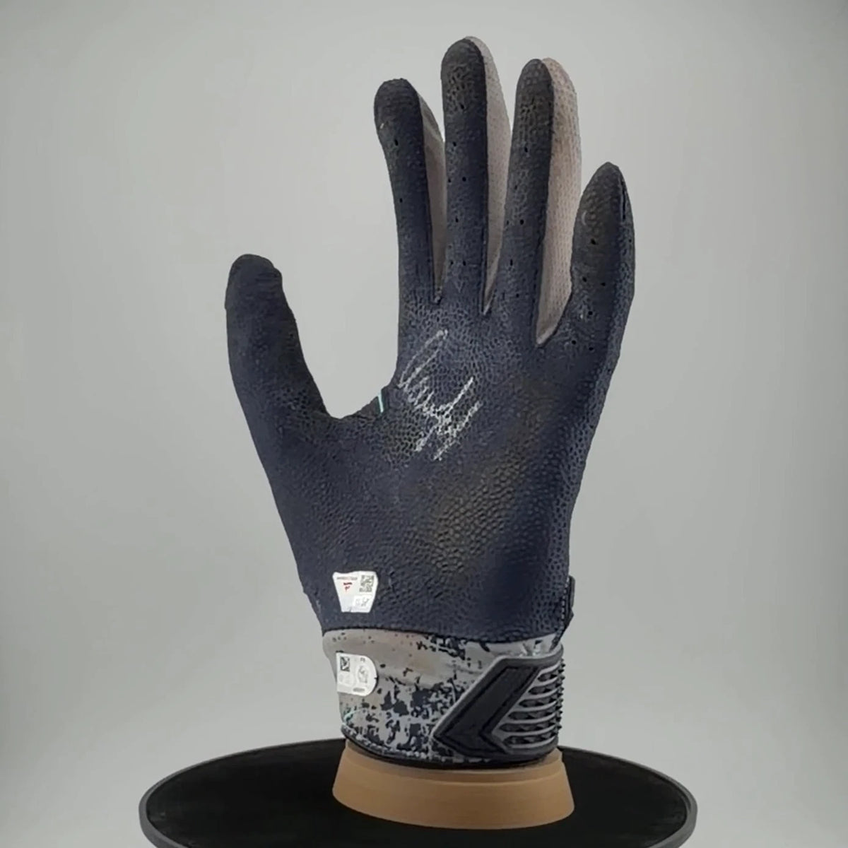 Aaron Judge — Signed game-used batting glove · 2B / RBI