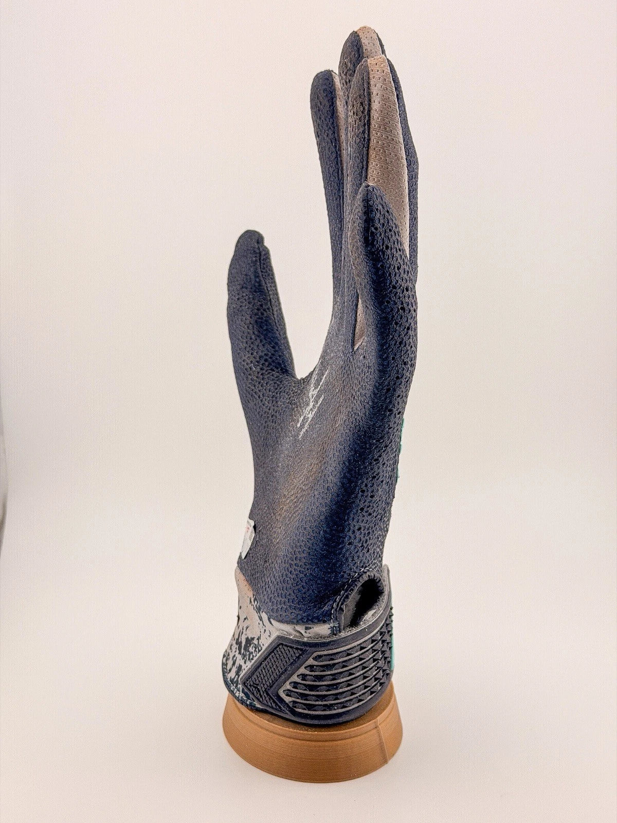 Aaron Judge — Signed game-used batting glove · 2B / RBI