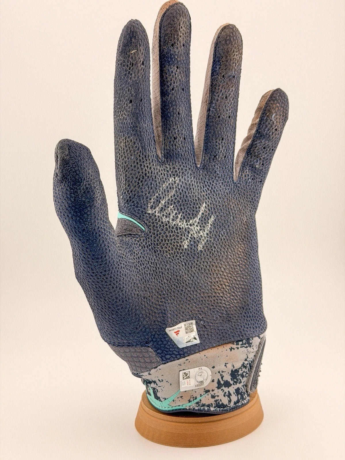 Aaron Judge — Signed game-used batting glove · 2B / RBI