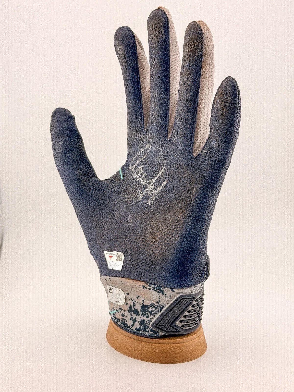Aaron Judge — Signed game-used batting glove · 2B / RBI