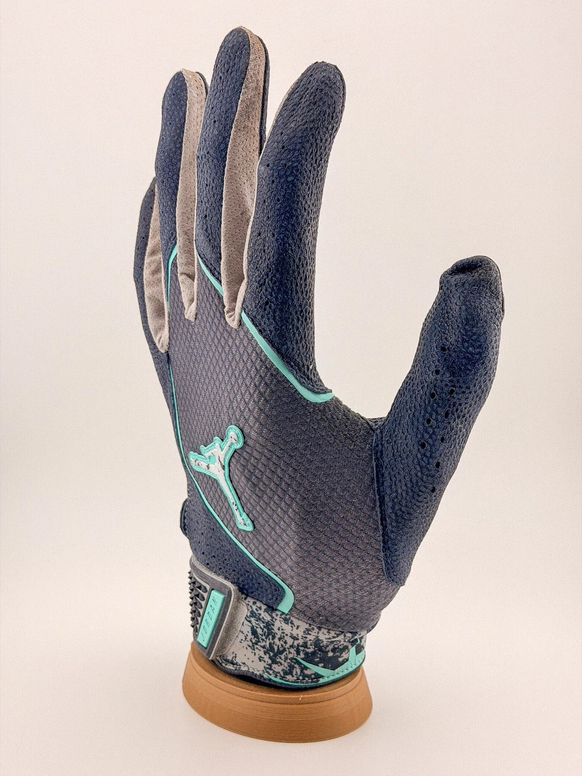 Aaron Judge — Signed game-used batting glove · 2B / RBI