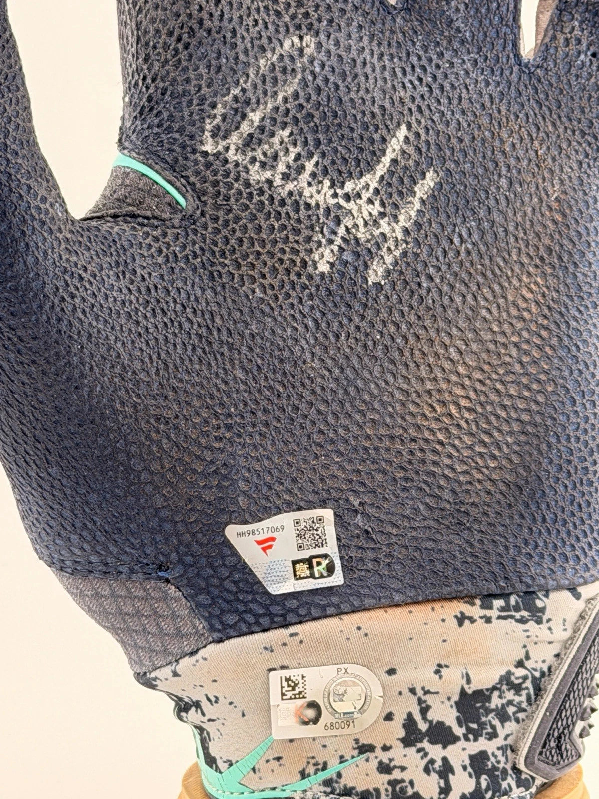 Aaron Judge — Signed game-used batting glove · 2B / RBI