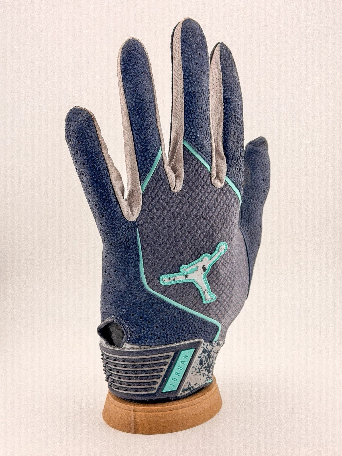 Aaron Judge — Signed game-used batting glove · 2B / RBI