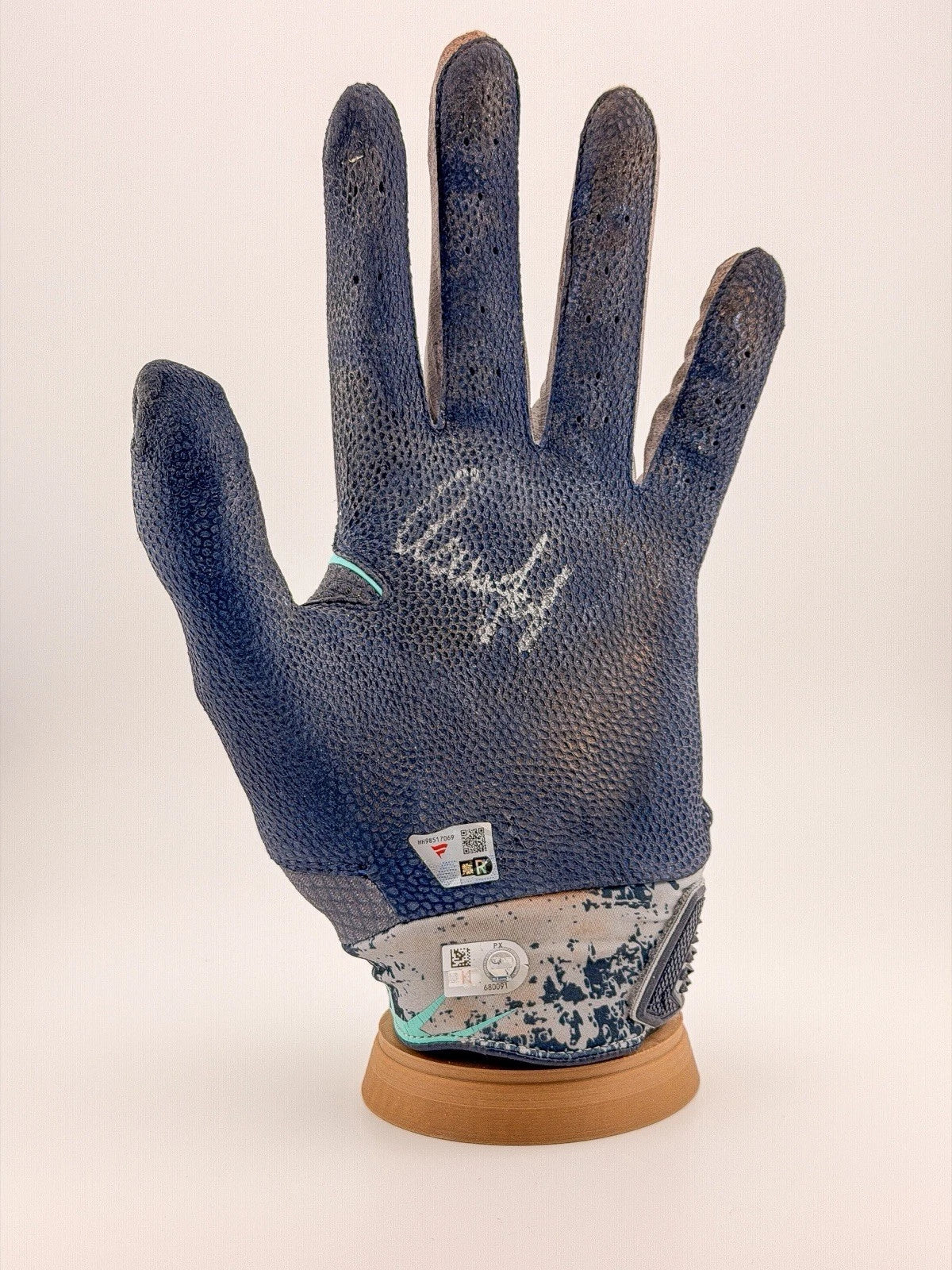 Aaron Judge — Signed game-used batting glove · 2B / RBI